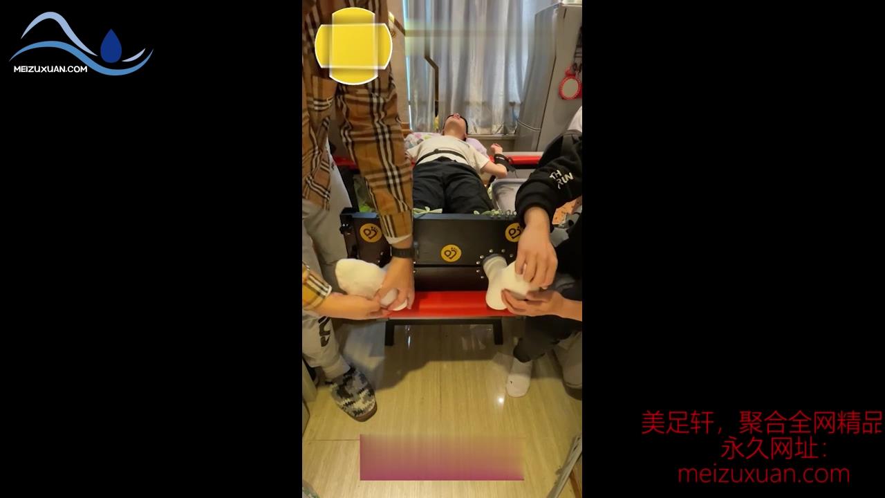 JDD44-超级怕痒的新生ee弟弟被双人挠白袜光脚腋下