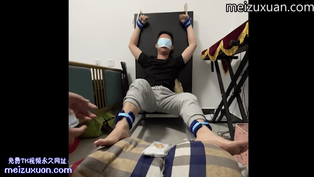 MZB810-北京体育大学毕业直男挠完女生后被报复（光脚）